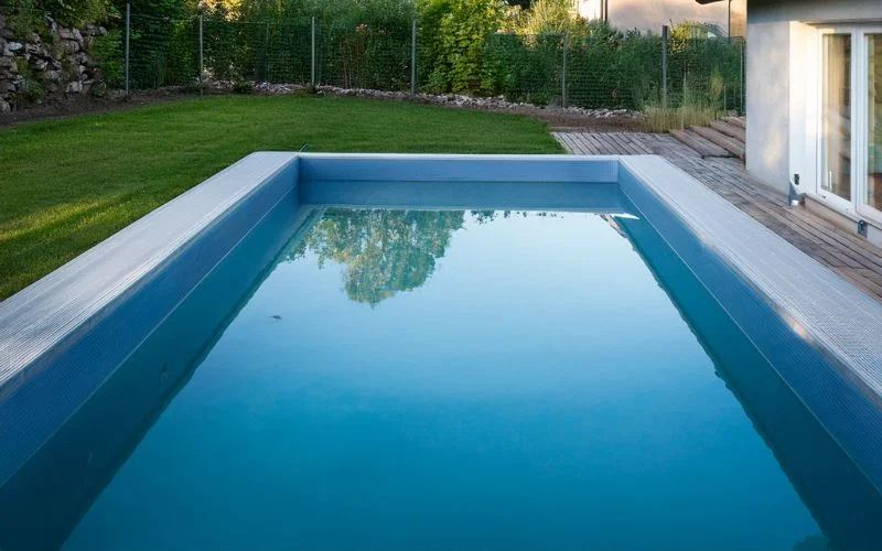 14. Nybyggd betongpool i tradgard